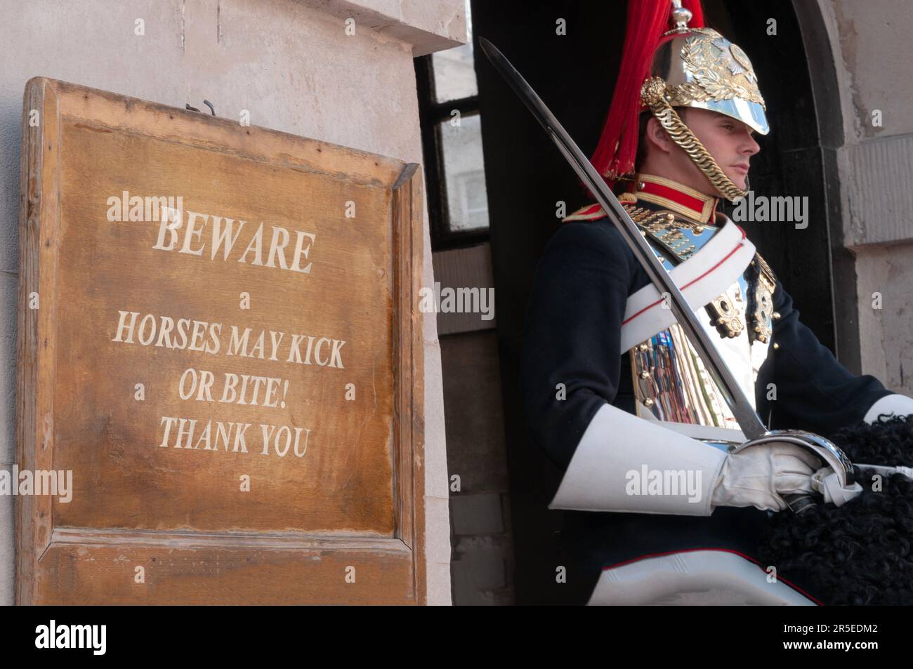 Londres, Royaume-Uni - 03 juin 2023 - signe de danger à côté d'un soldat du régiment de cavalerie à cheval Banque D'Images