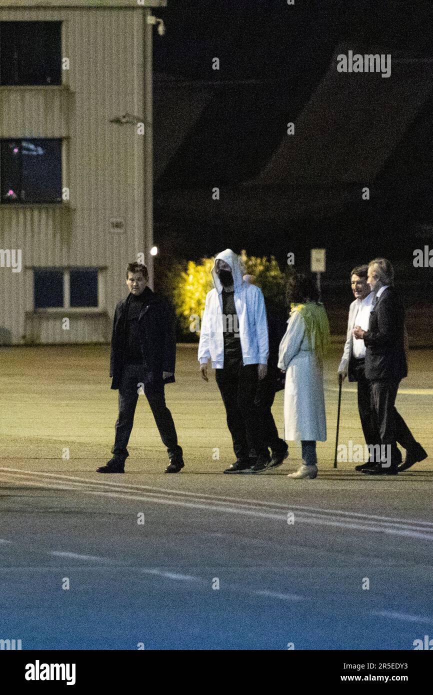 Nicolas Landemard/le Pictorium - arrivée des otages européens libérés par l'Iran. , . Belgique/Bruxelles/Bruxelles - dans le cadre de l'opération Blackstone (conduite par la Belgique), 3 autres prisonniers européens ont été libérés par le régime des mollahs (après la libération de l'agent d'aide humanitaire Olivier Vandecasteele) dans le cadre d'un accord d'échange. Ils ont été accueillis par le ministre belge des Affaires étrangères Hadja Lahbib (manteau blanc/foulard jaune). Credit: LE PICTORIUM / Alamy Live News Banque D'Images