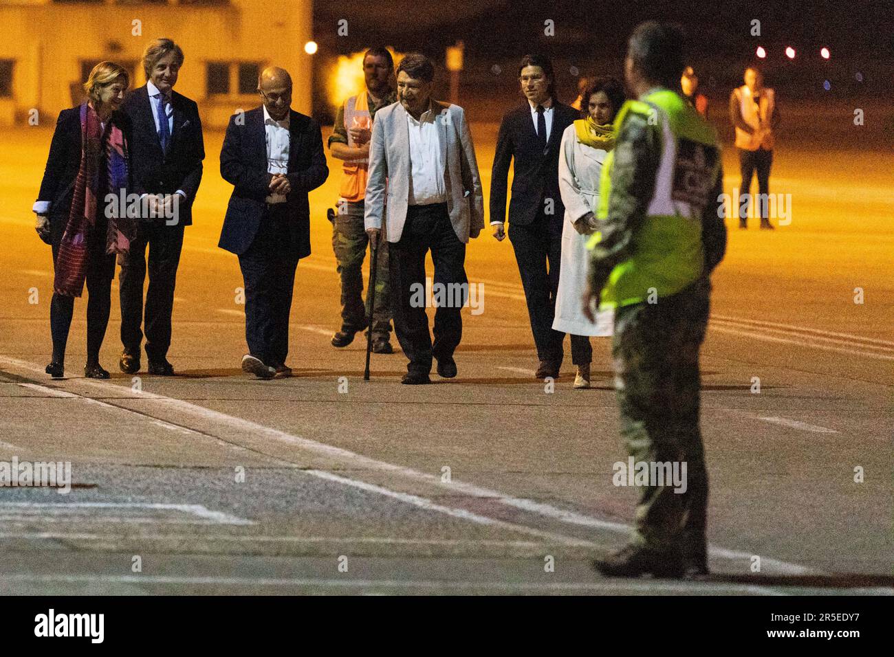 Nicolas Landemard/le Pictorium - arrivée des otages européens libérés par l'Iran. , . Belgique/Bruxelles/Bruxelles - dans le cadre de l'opération Blackstone (conduite par la Belgique), 3 autres prisonniers européens ont été libérés par le régime des mollahs (après la libération de l'agent d'aide humanitaire Olivier Vandecasteele) dans le cadre d'un accord d'échange. Ils ont été accueillis par le ministre belge des Affaires étrangères Hadja Lahbib (manteau blanc/foulard jaune). Massud Mossaheb (4th à droite), Kamran Ghaderi (Centre) crédit : LE PICTORIUM/Alay Live News Banque D'Images