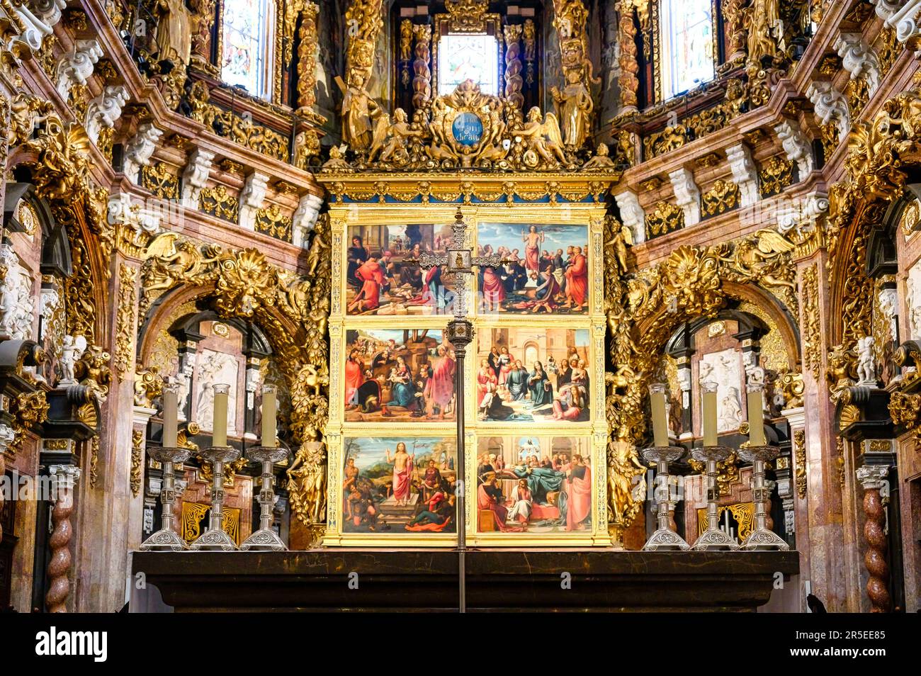 Valence, Espagne - 17 juillet 2022: Autel avec art. Caractéristiques architecturales intérieures de la cathédrale métropolitaine–Basilique de l'Assomption de notre-Dame Banque D'Images