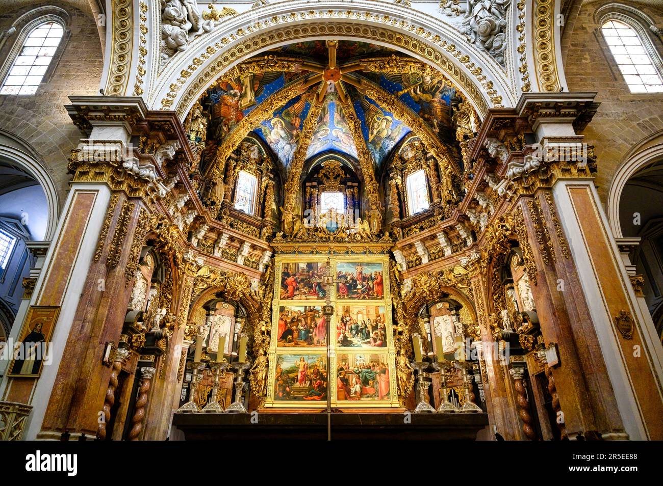 Valence, Espagne - 17 juillet 2022: Autel avec art. Caractéristiques architecturales intérieures de la cathédrale métropolitaine–Basilique de l'Assomption de notre-Dame Banque D'Images