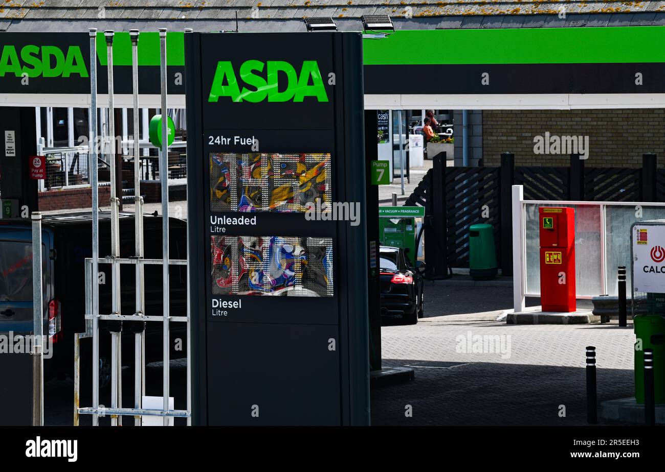 Brighton UK 3rd juin 2023 - les prix du carburant continuent de baisser dans une station-service Asda à Brighton avec de l'essence sans plomb et du diesel en dessous de £1,50 le litre dans la plupart des garages au Royaume-Uni : Credit Simon Dack / Alay Live News Banque D'Images