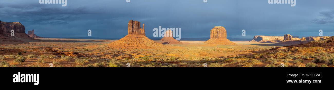 Panorama de la célèbre Monument Valley aux Etats-Unis avec des nuages strom sombres Banque D'Images