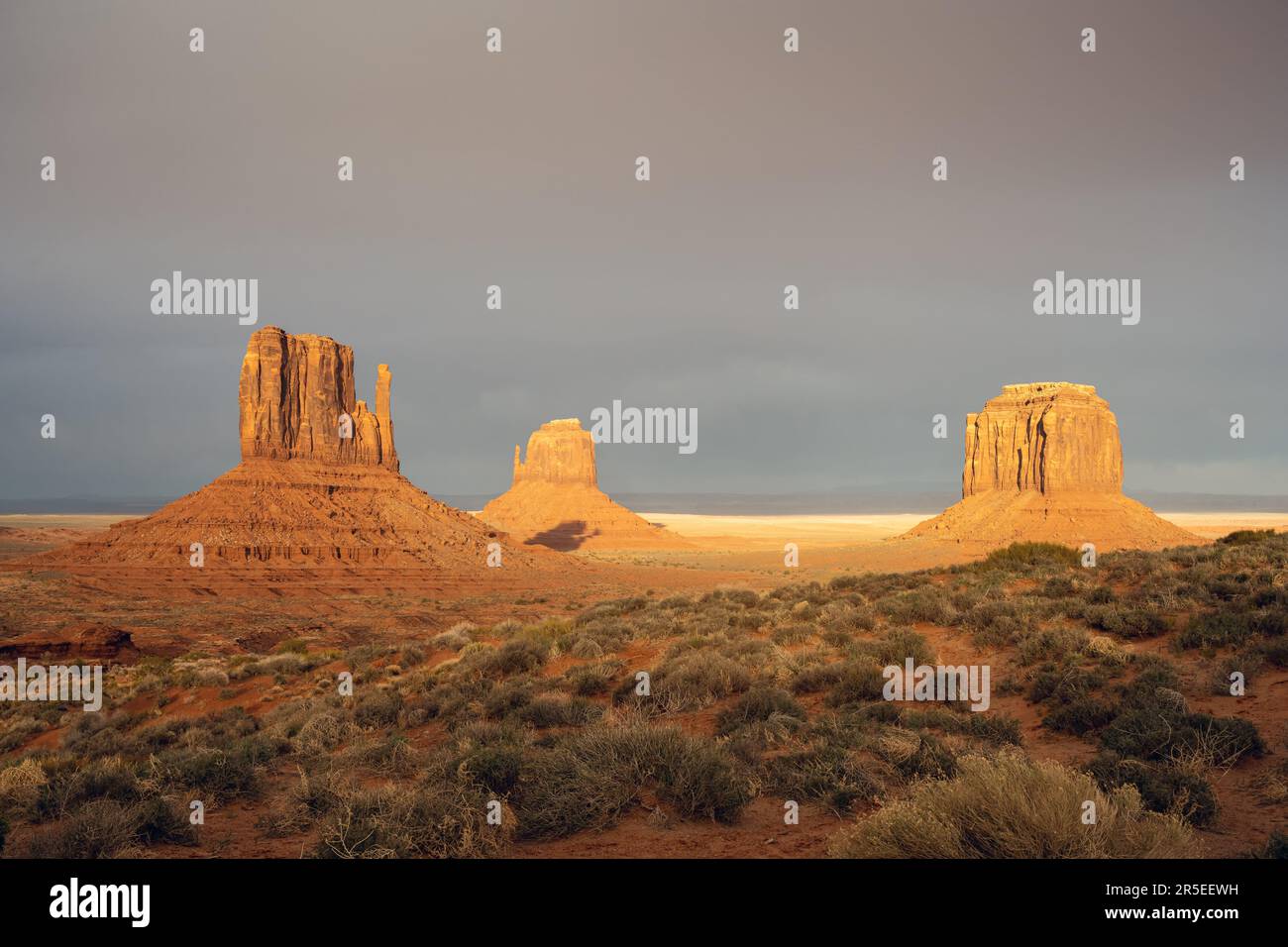 La célèbre Monument Valley aux Etats-Unis avec des nuages strom sombres Banque D'Images