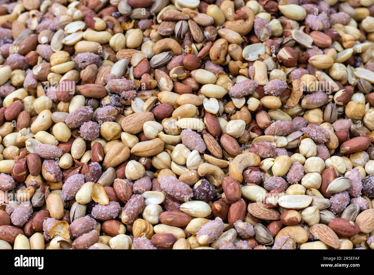 Fond de divers noix (amande, noix de cajou, noisette, pistache, noix). Mélange de noix sur le marché. Banque D'Images