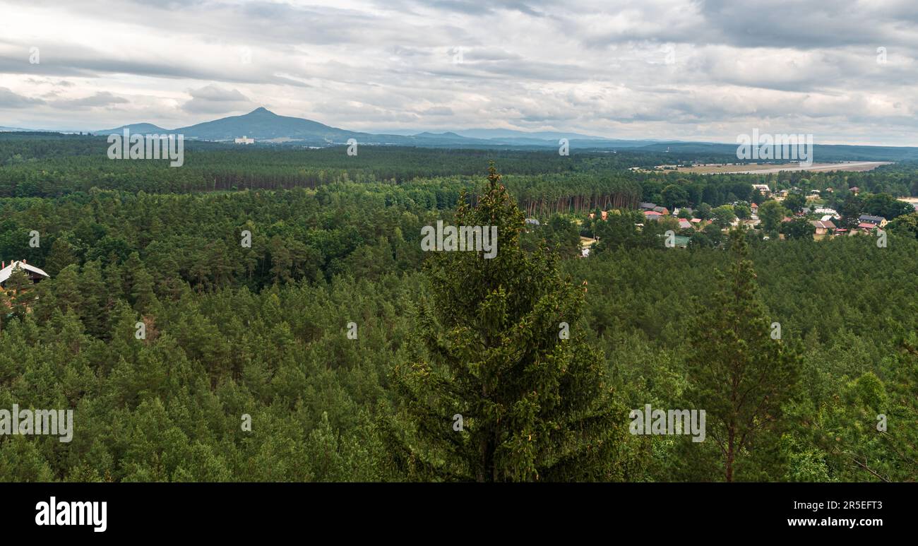 Vue depuis le point de vue de Hradcanska vyhlidka près de Machovo jezero en République tchèque pendant une journée d'été nuageux Banque D'Images