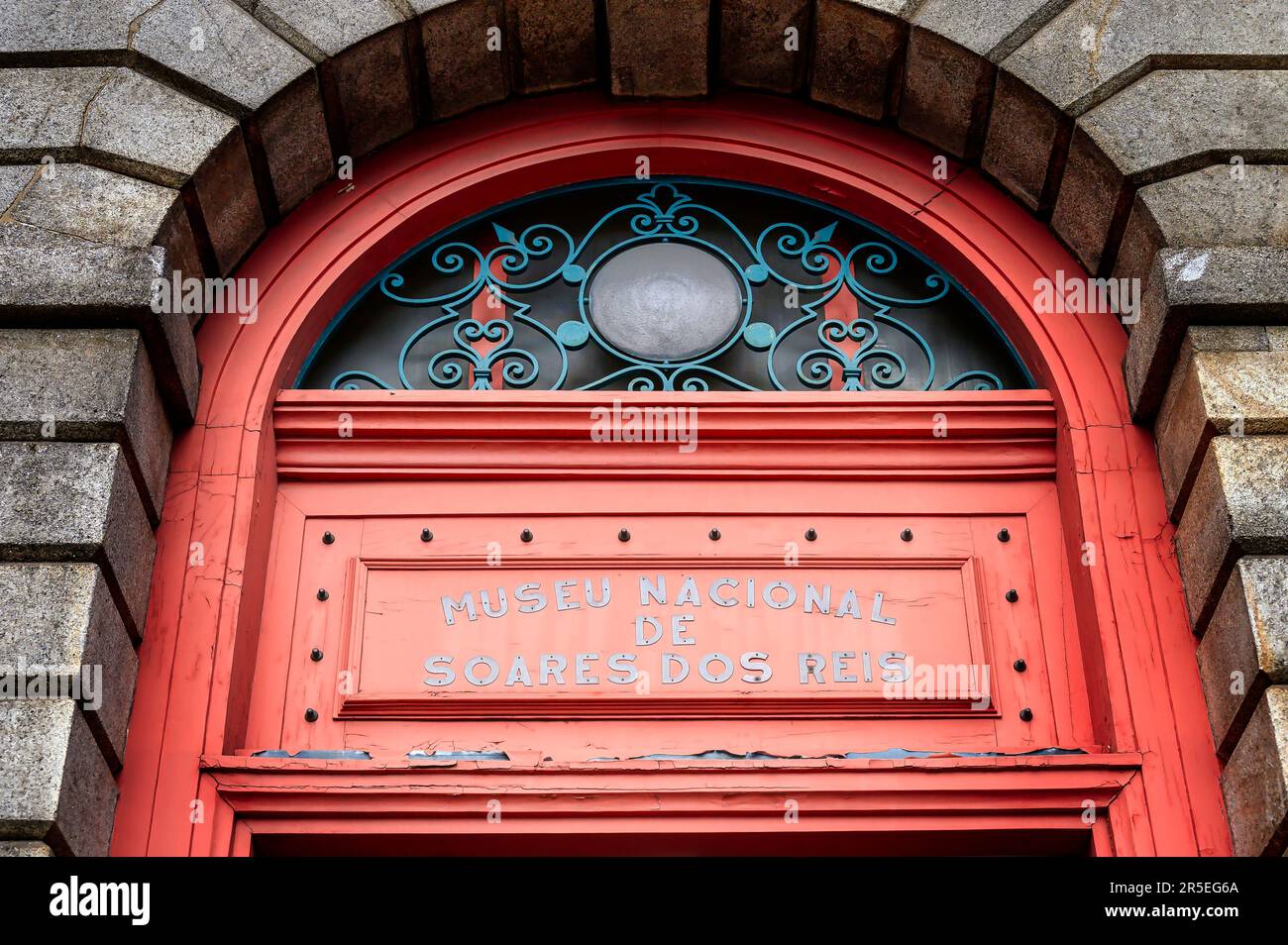 Porto, Portugal-19 février 2023 : vue à angle bas du panneau d'entrée et ancienne porte voûtée. Architecture extérieure et caractéristiques du Musée national o Banque D'Images