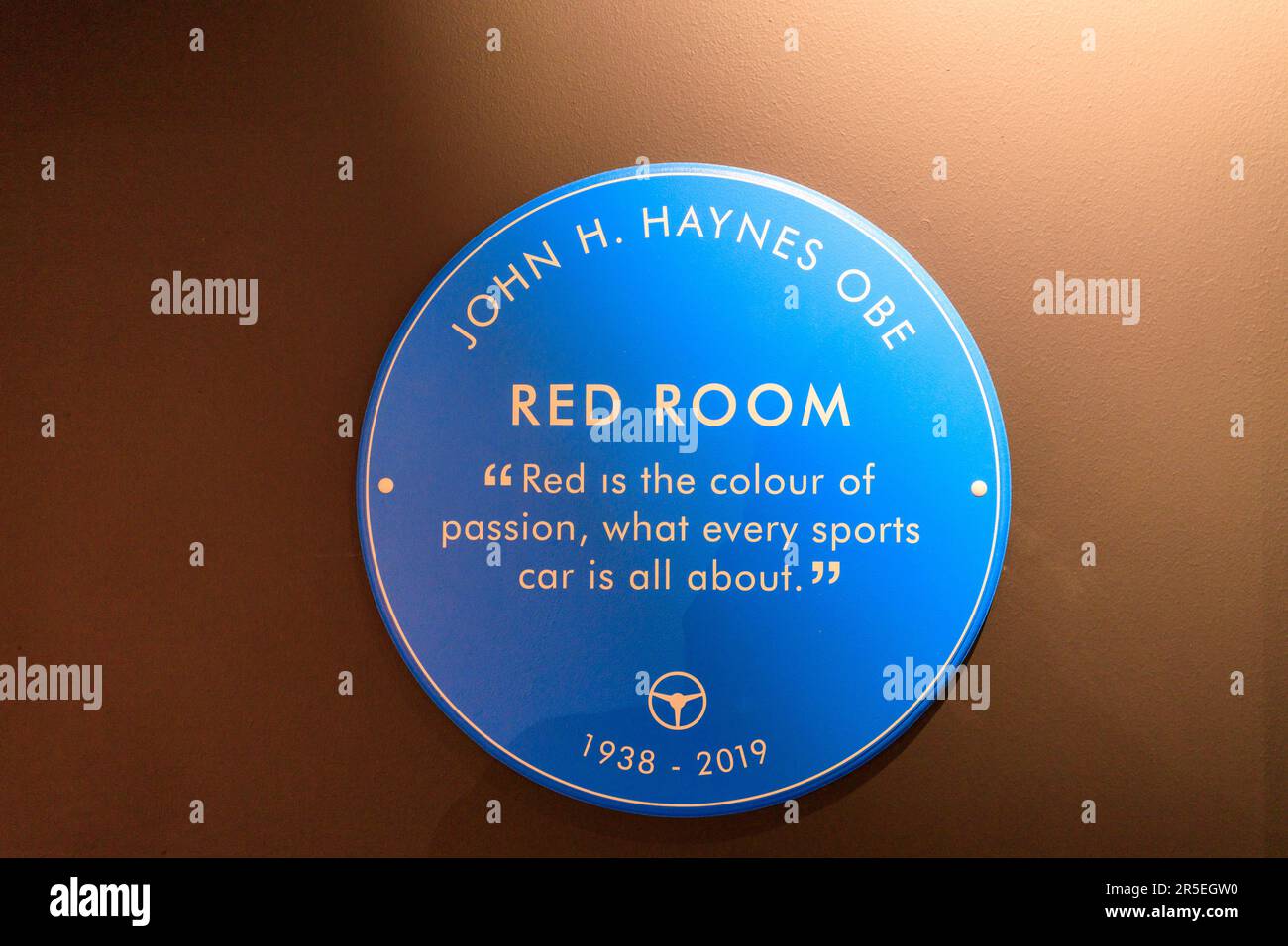 Plaque dans la salle rouge du Haynes International Motor Museum, Sparkford, Somerset, Royaume-Uni Banque D'Images