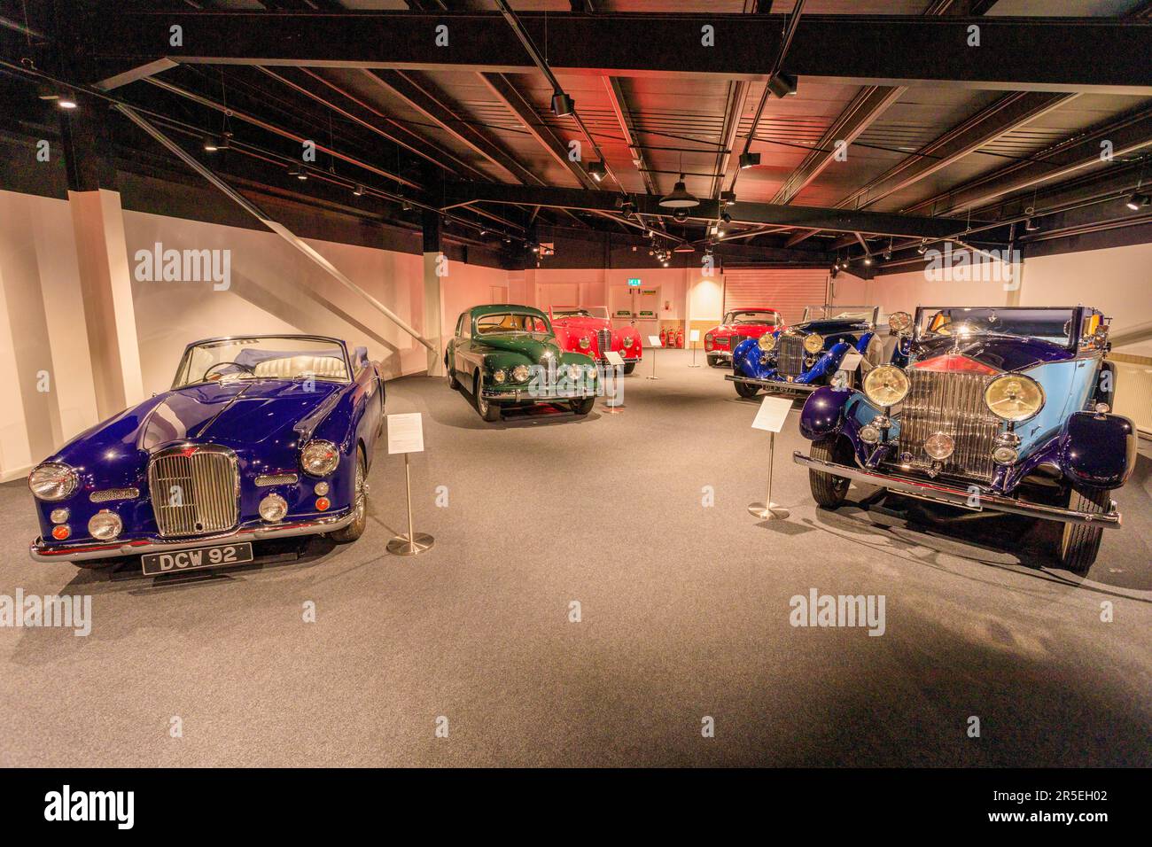 1960 Alvis TD21 Drophead et 1922 Rolls Royce 20-25 au Haynes International Motor Museum, Sparkford, Somerset, Royaume-Uni Banque D'Images