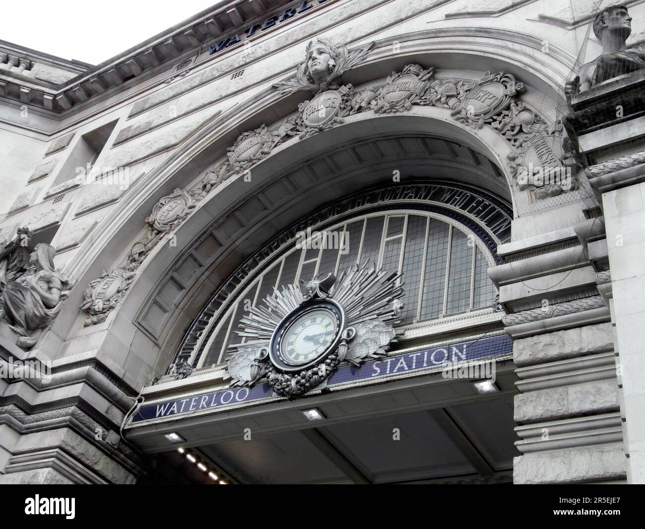 LONDRES, ROYAUME-UNI - 23 JUILLET 2011 : entrée à la gare de Waterloo à Londres, Royaume-Uni. C'est le plus grand terminal ferroviaire de Londres et le métro St Banque D'Images