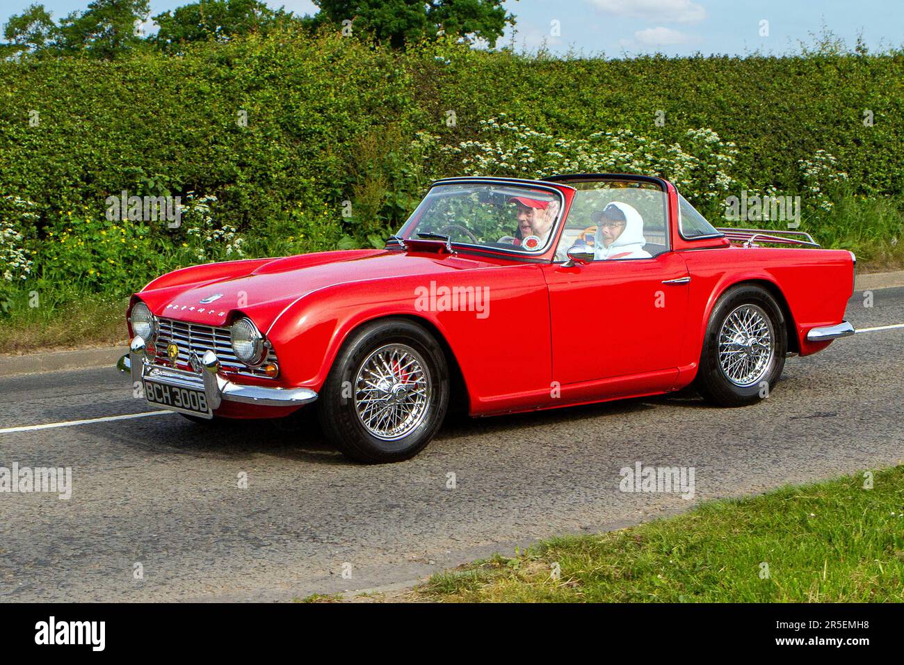 1964 Rouge Triumph TR4 essence 2138cc voiture vintage classique, moteurs d'antan en route pour Capesthorne Hall Vintage Collectors salon de voiture, Cheshire, Royaume-Uni 2023 Banque D'Images