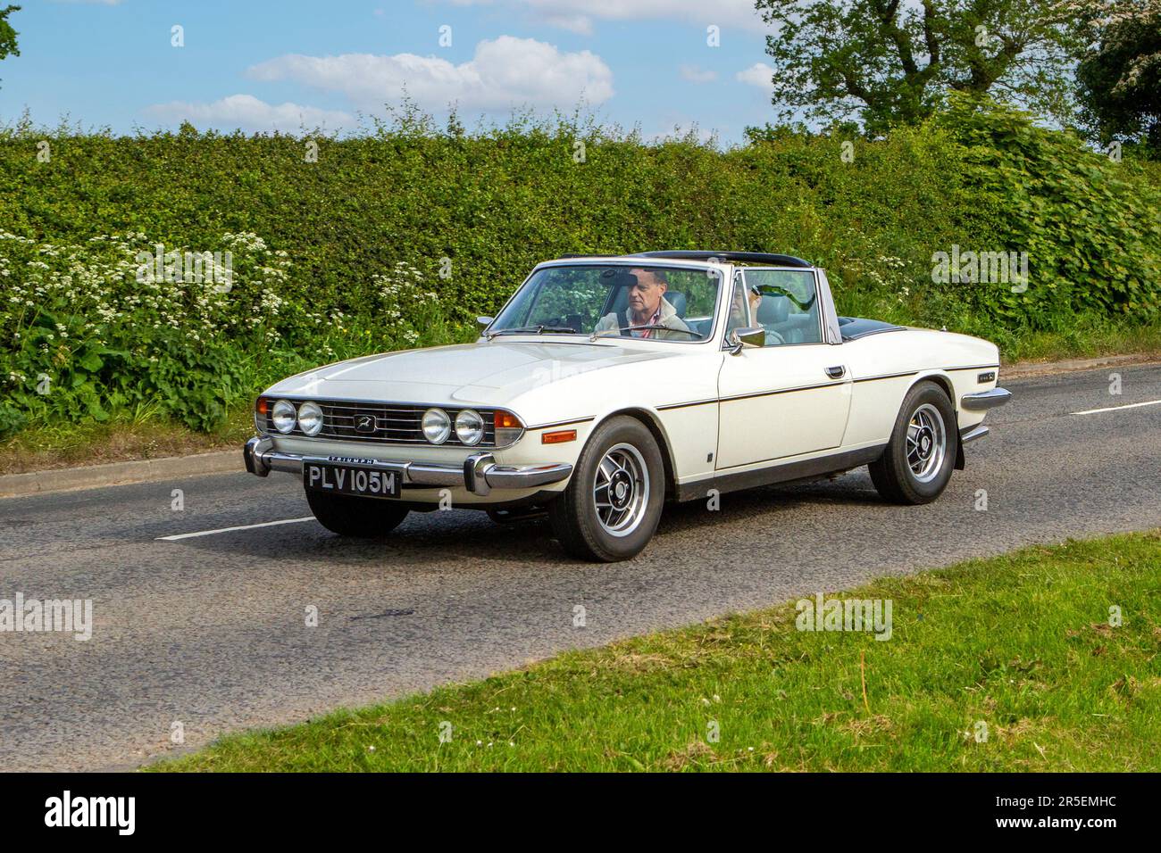 Années 1973 70 jaune seventies Triumph Stag essence 2997 cc voyageant dans le Cheshire Royaume-Uni Banque D'Images