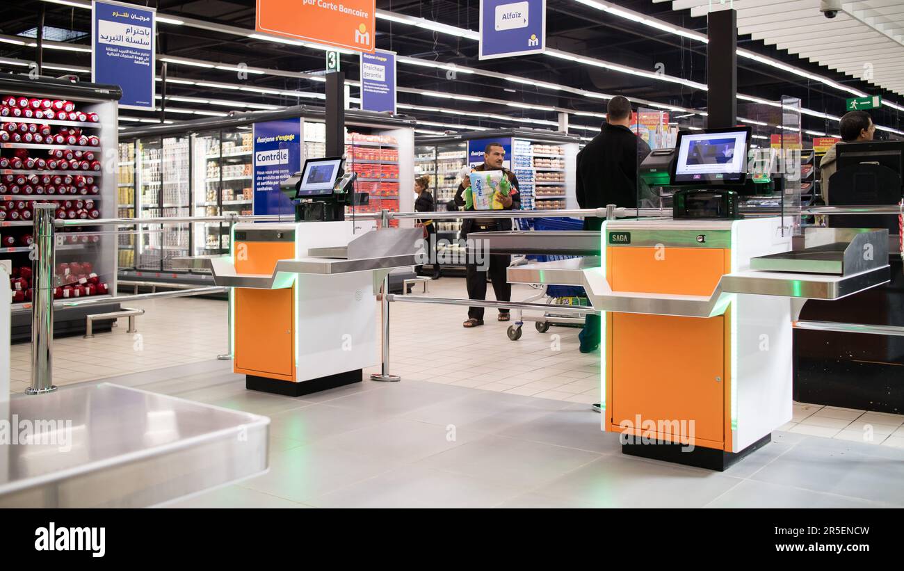 Libre-service de supermarché avec terminal de paiement électronique Banque D'Images