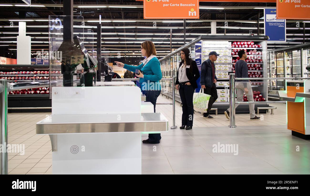 Personnel assistance pour les clients au supermarché libre-service Banque D'Images