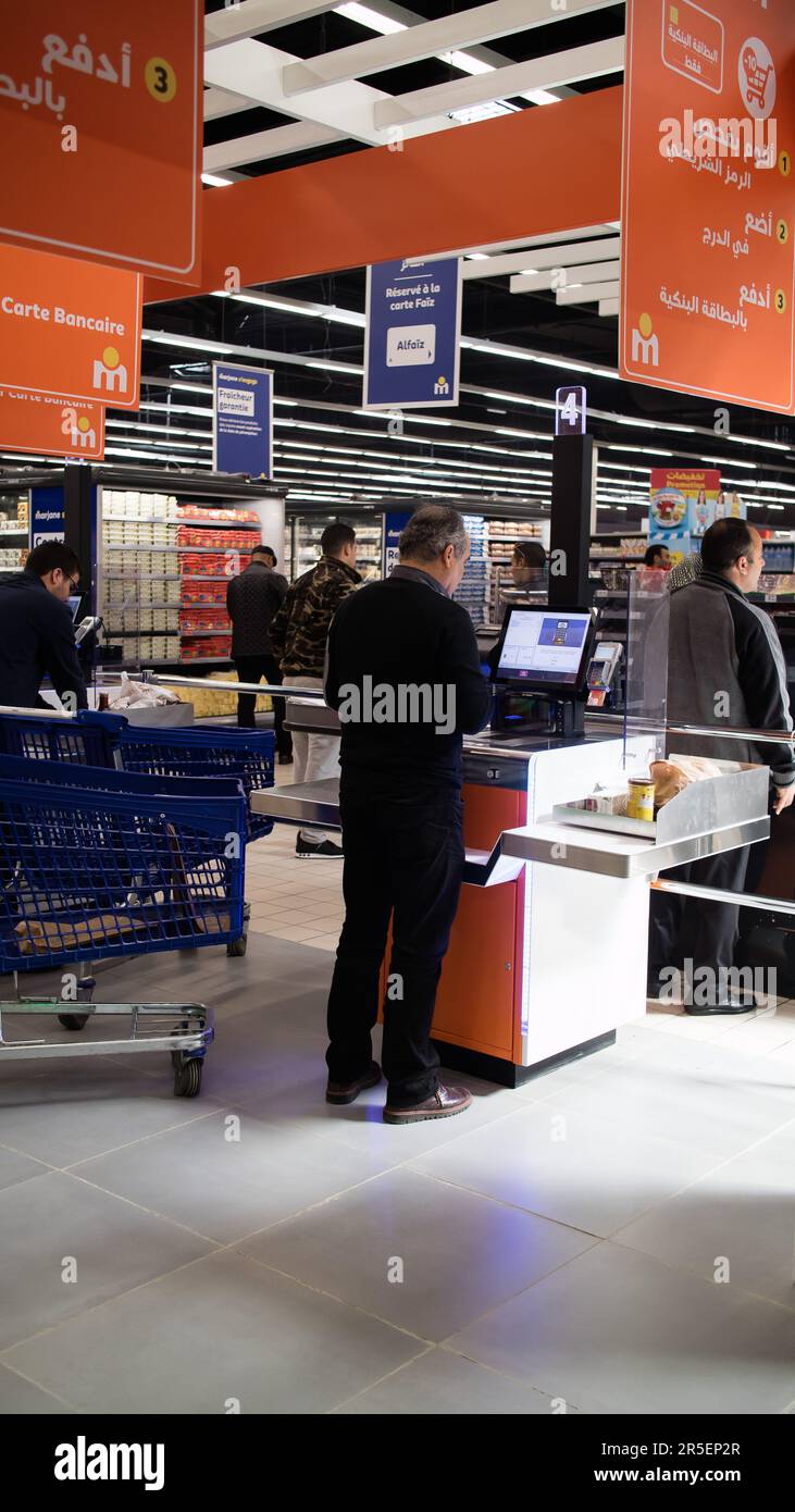 Les acheteurs se trouvent en libre-service dans un supermarché marocain Banque D'Images