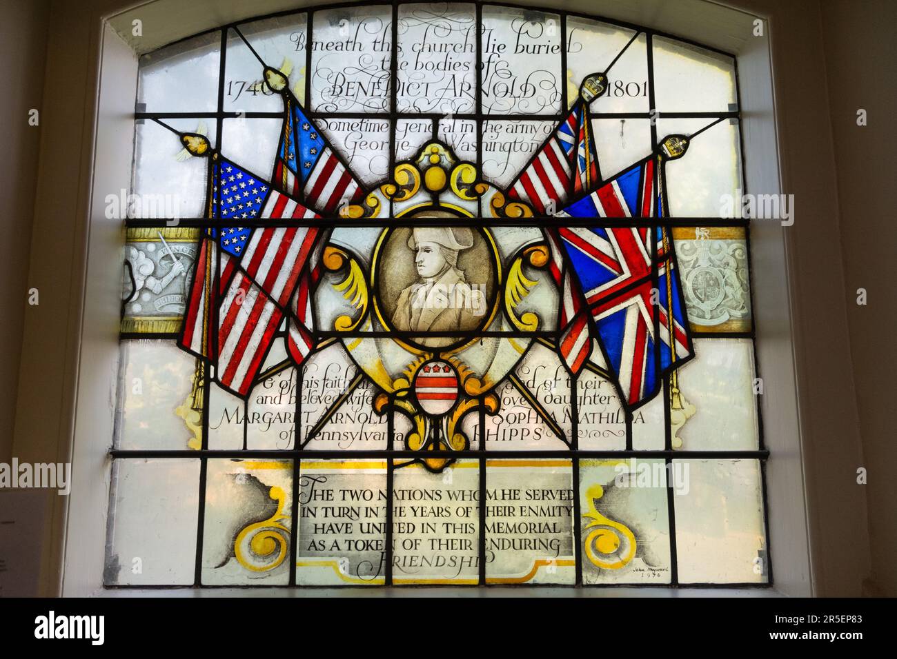 Vitraux à la mémoire de Benoît Arnold, un patriote américain, à l'église St Mary's Church, Battersea, Londres, Angleterre, Royaume-Uni Banque D'Images