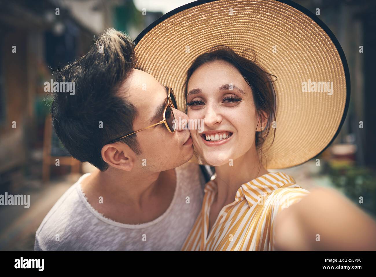 C'est dans la façon dont il m'embrasse. Un jeune couple prend un selfie tout en explorant la