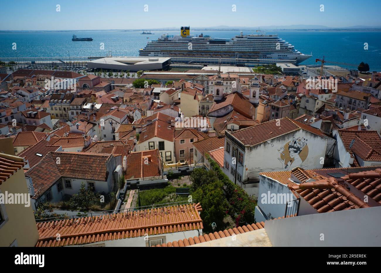 Le bateau de croisière de la classe Dream Costa Diadema en visite à Lisbonne Banque D'Images