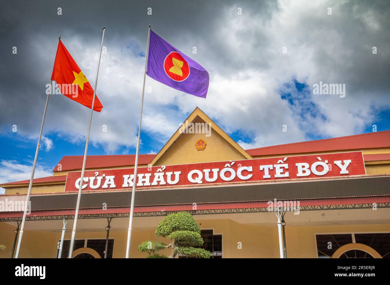 Le bâtiment abritant la porte frontière internationale Vietnam-Laos à Bo y, district de Ngoc Hoi, province de Kontum, dans les Hautes-terres centrales du Vietnam. Le Banque D'Images