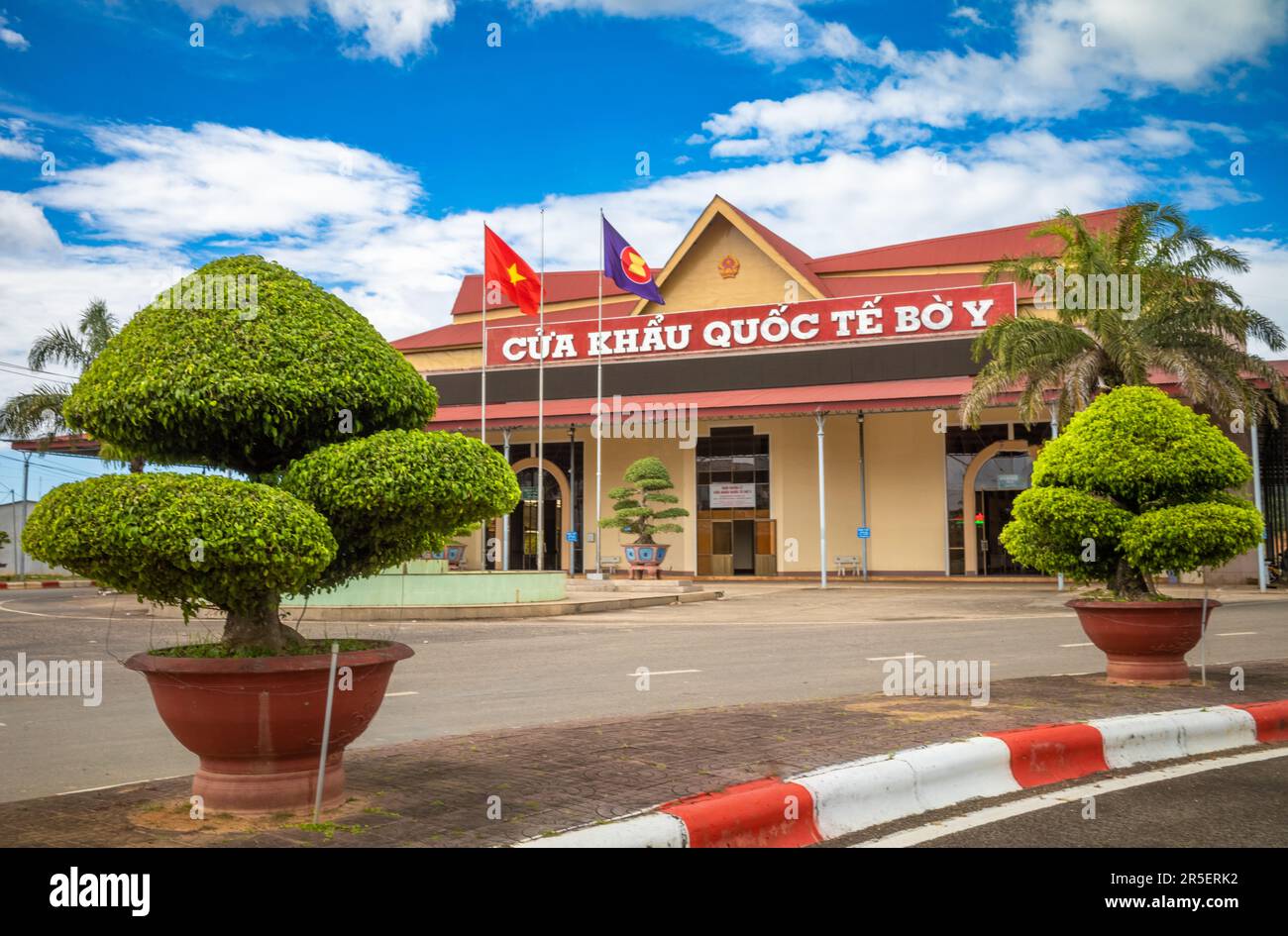 Buissons topiaires à côté du bâtiment abritant la porte de la frontière internationale Vietnam-Laos à Bo y, district de Ngoc Hoi, province de Kontum, dans le Central Hig Banque D'Images