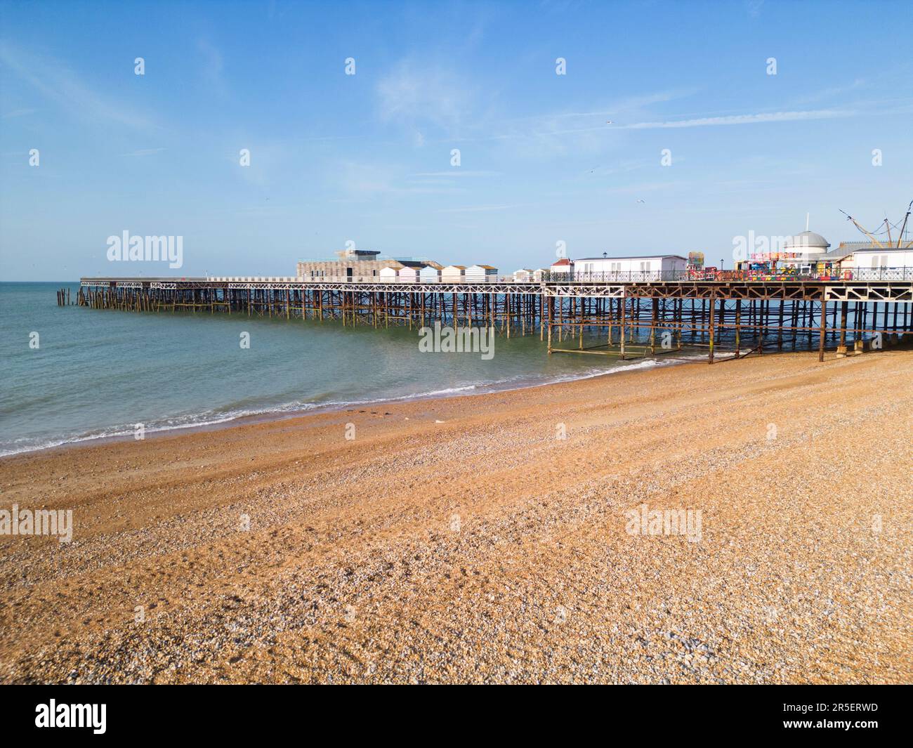 vue aérienne sur la jetée de hastings, la plage et le front de mer sur la côte est du sussex Banque D'Images