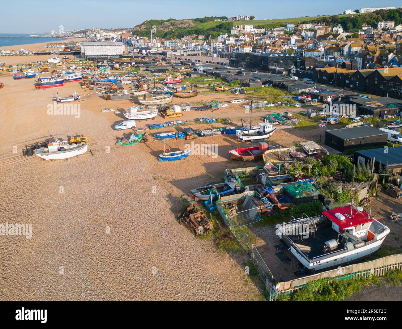 Vue aérienne des bateaux de pêche amarrés sur la plage du Stade dans la vieille ville de Hastings, sur la côte est du sussex Banque D'Images