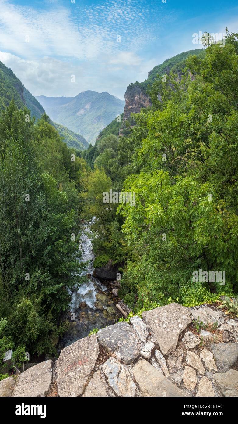 Été montagnes campagne vue depuis Elenski Skok ancien petit pont piétonnier en pierre au-dessus du ruisseau dans les gorges profondes. Macédoine du Nord pas loin de Deb Banque D'Images