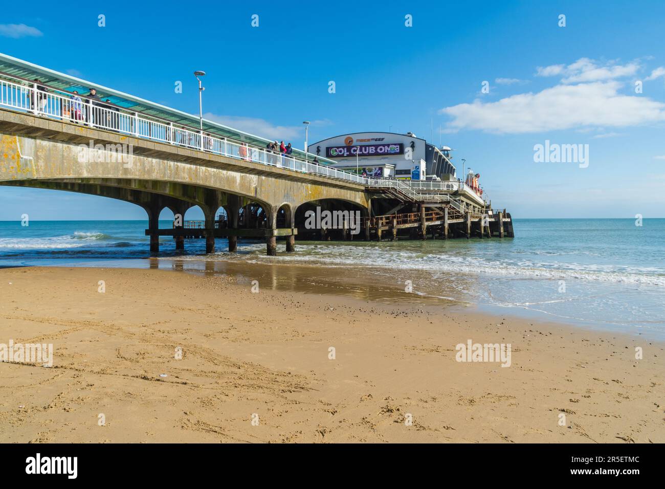 Bournemouth, Royaume-Uni - 2 avril 2023 : le sable humide sur la plage autour de la jetée de Bournemouth. Banque D'Images