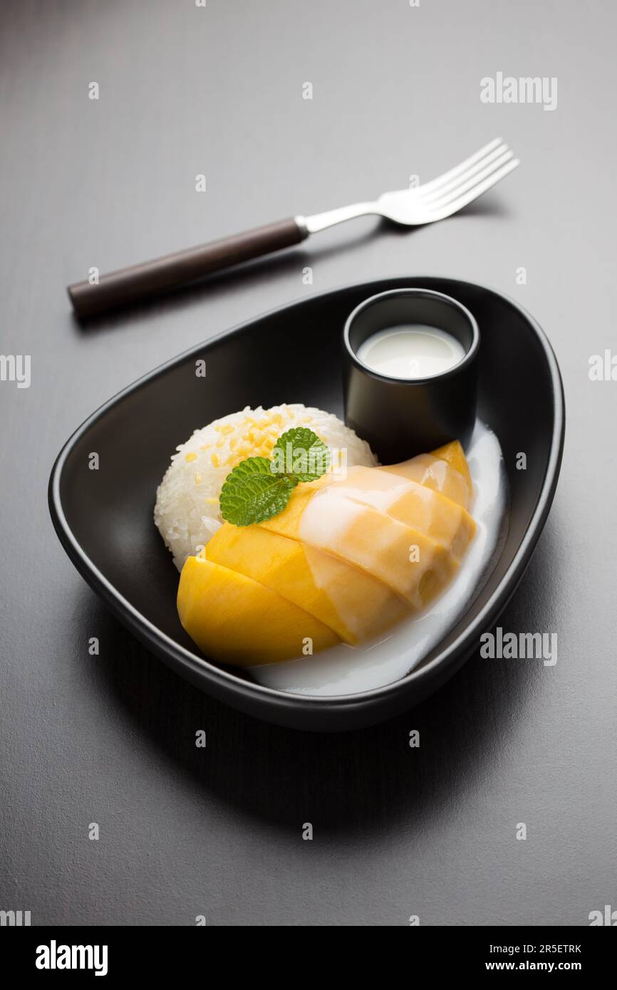 Khao Niao Mamuang (riz collant Mango), un dessert thaïlandais traditionnel. Banque D'Images