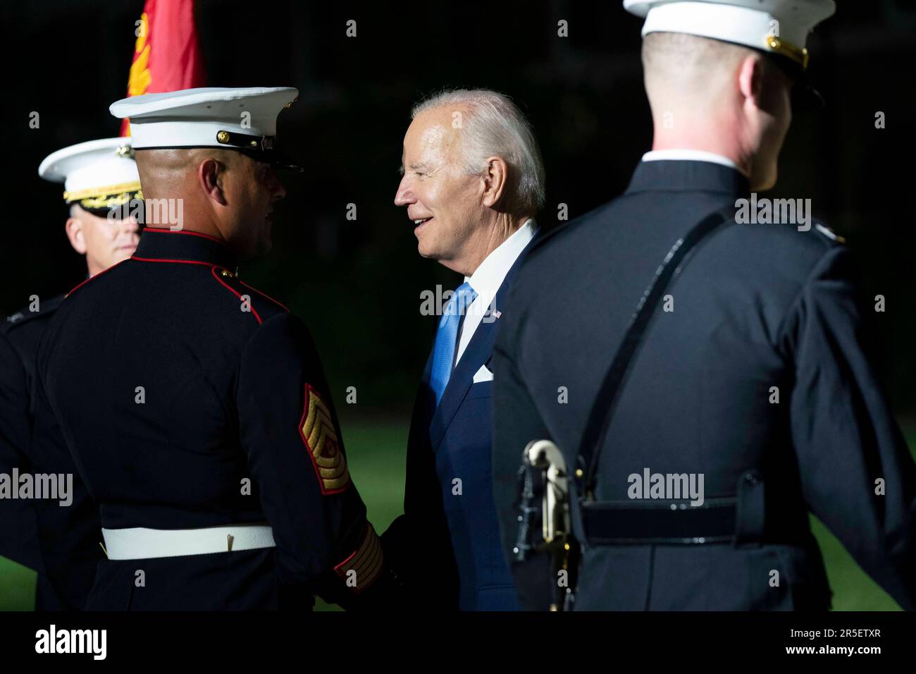 Washington DC, États-Unis. 02nd juin 2023. Le président des États-Unis, Joe Biden, rencontre les Marines après la parade du vendredi soir de la caserne de la Marine à Washington, DC, vendredi, 2 juin 2023. Crédit: Bonnie Cash/Pool via CNP /MediaPunch crédit: MediaPunch Inc/Alay Live News Banque D'Images
