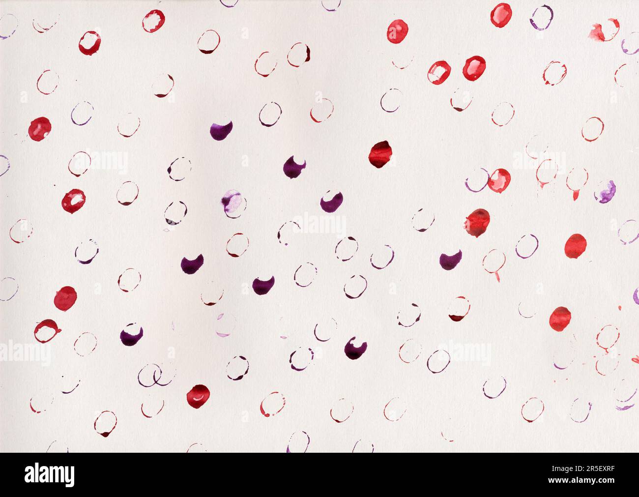 Motif de peinture aquarelle rouge et violet gravé à plusieurs reprises sur papier blanc, arrière-plan simple abstrait. Cercles colorés inégaux dispersés de manière chaotique, Banque D'Images