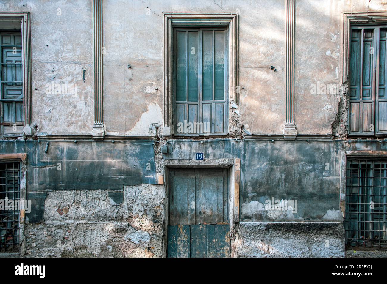 Façade grisâtre vieillie par le temps d'un bâtiment typique de la vieille ville, numéro 19, de Caravaca de la Cruz, Murcie, Espagne Banque D'Images
