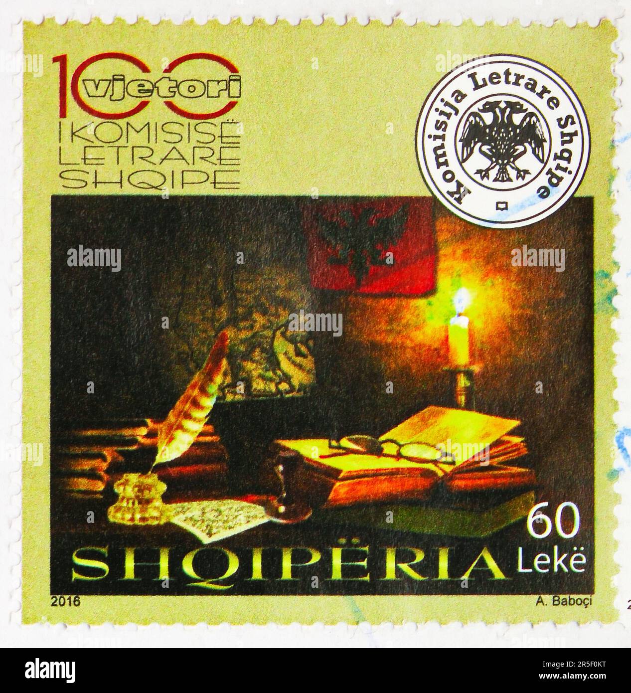 MOSCOU, RUSSIE - 17 MAI 2023 : timbre-poste imprimé en Albanie consacré au centenaire de la Commission littéraire albanaise, vers 2016 Banque D'Images