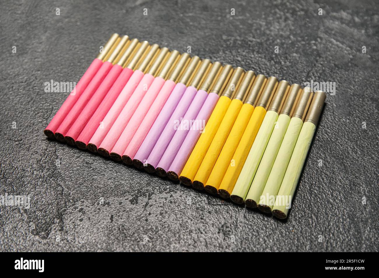 Ensemble de cigarettes colorées sur fond sombre. Arrêter de fumer Photo  Stock