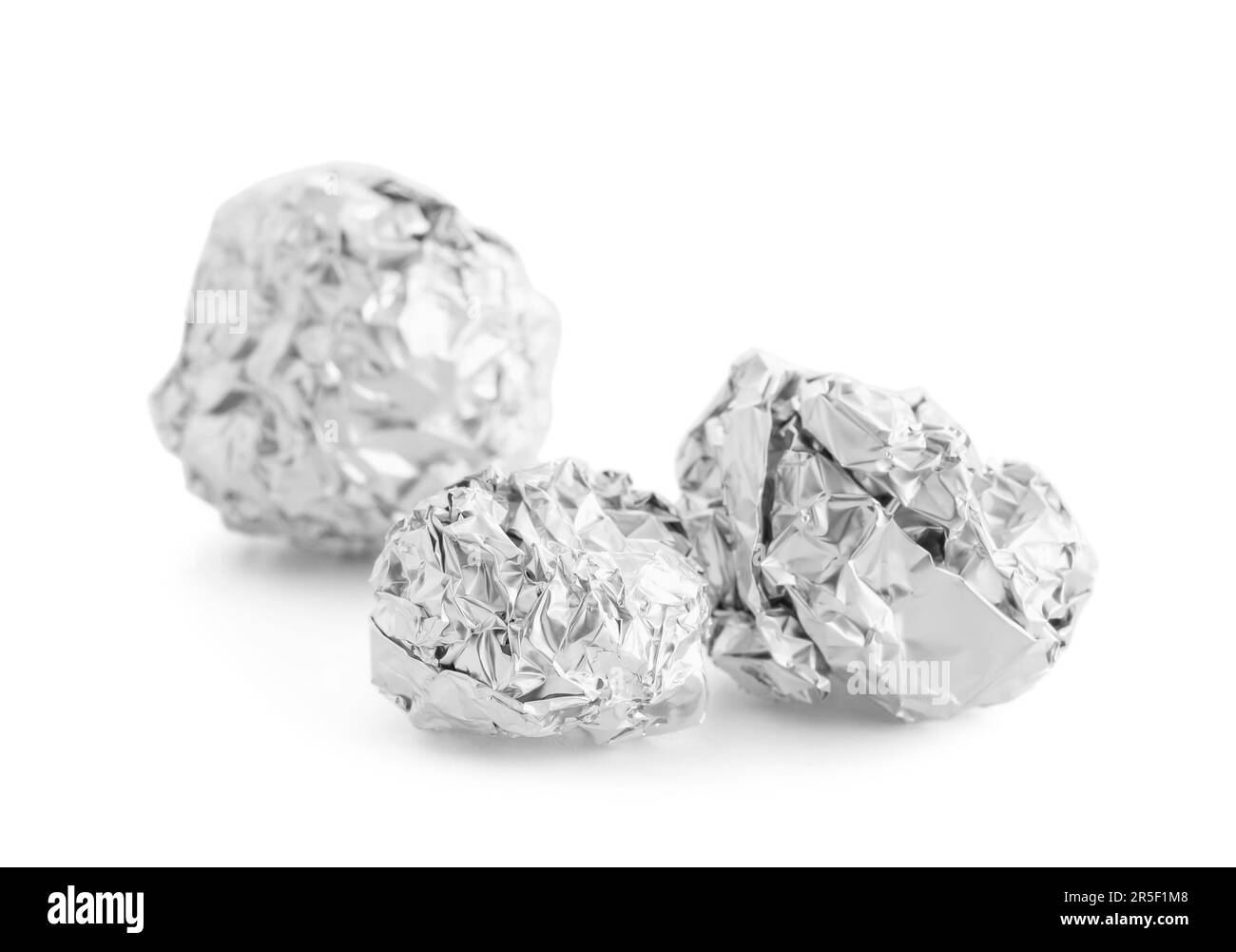 Boules de feuilles d'aluminium froissés isolées sur fond blanc Banque D'Images
