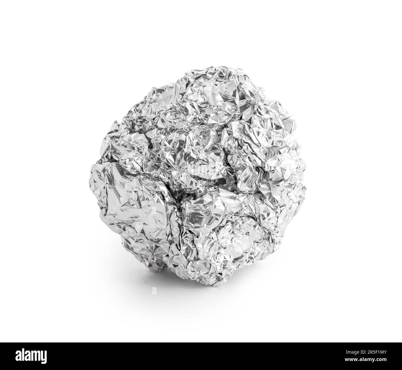 Boule de papier aluminium froissé isolée sur fond blanc Banque D'Images