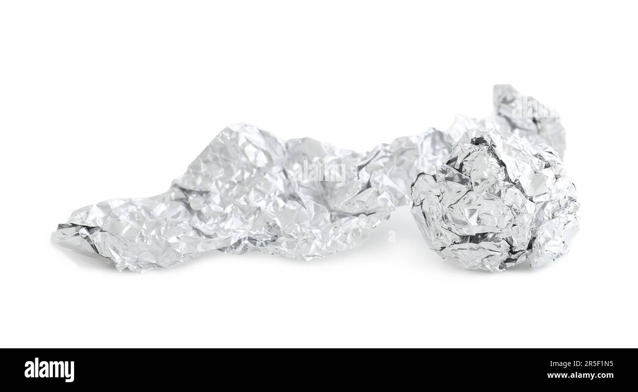 Feuille d'aluminium froissés isolée sur fond blanc Banque D'Images