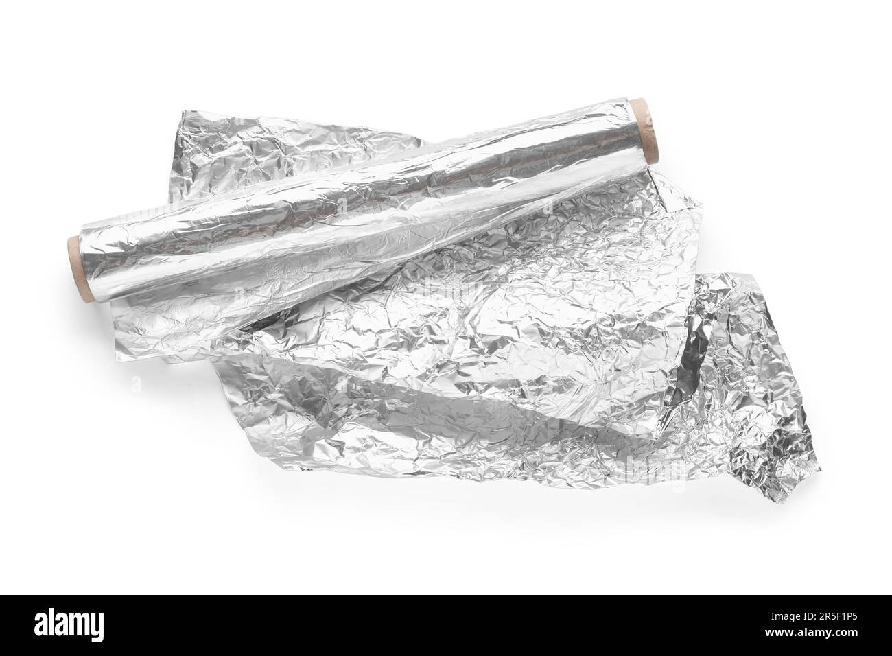 Rouleau de papier d'aluminium et feuilles froissés sur fond blanc Banque D'Images