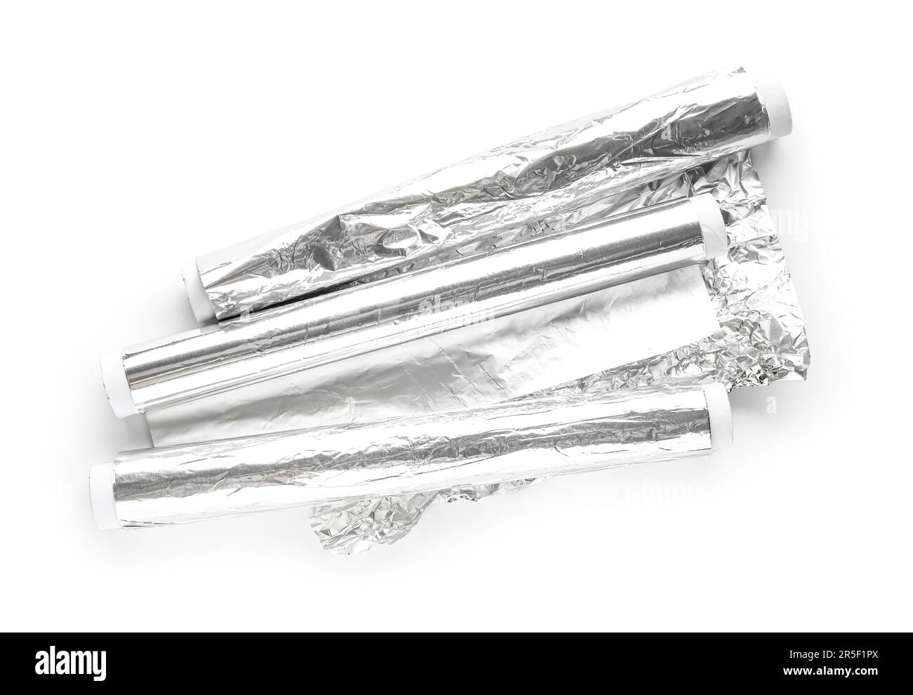 Rouleaux de feuilles d'aluminium isolés sur fond blanc Banque D'Images