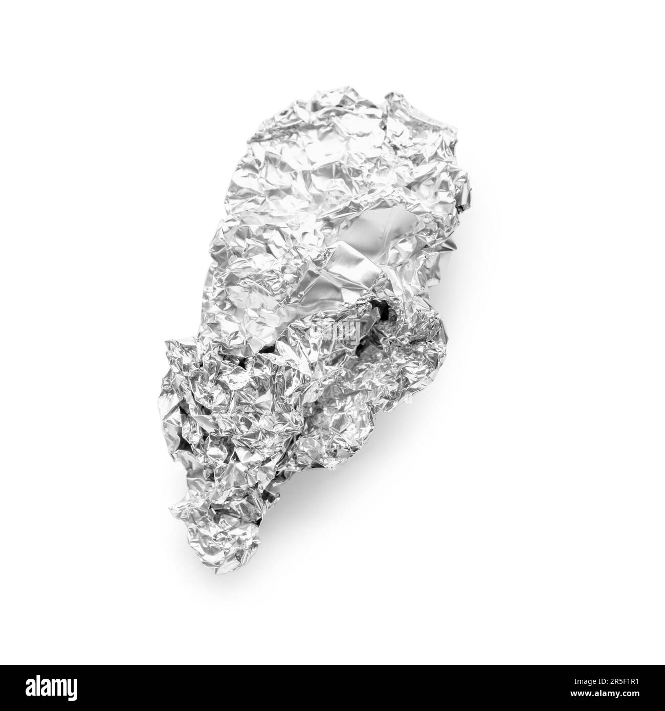 Feuille d'aluminium froissés sur fond blanc Banque D'Images