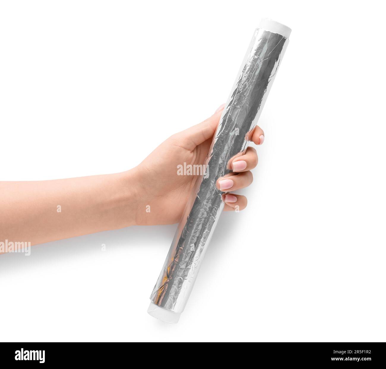 Main femelle avec rouleau de papier d'aluminium sur fond blanc Banque D'Images