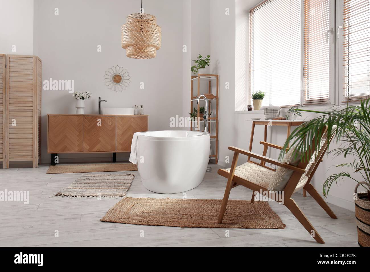 Intérieur de la salle de bains avec fauteuil, baignoire et armoire en bois  Photo Stock - Alamy
