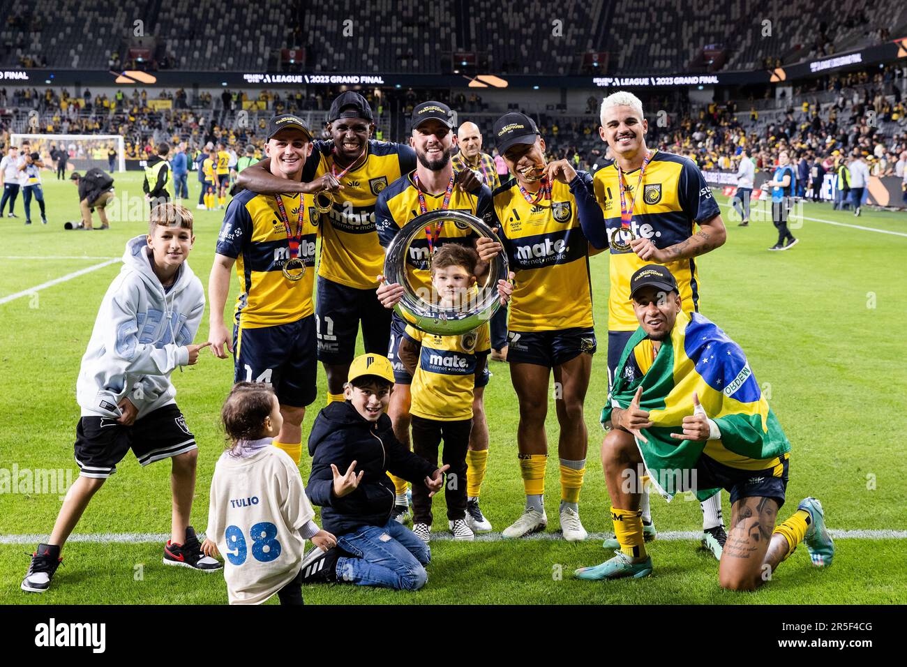 Sydney, Australie, 3 juin 2023. Les joueurs des Mariners de la côte centrale célèbrent la victoire de la Grande finale lors du match De football masculin A-League entre le FC de Melbourne City et le FC des Mariners de la côte centrale au stade CommBank de 03 juin 2023 à Sydney, en Australie. Credit: Damian Briggs/Speed Media/Alamy Live News Banque D'Images