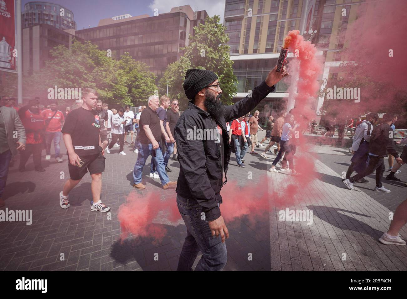 Londres, Royaume-Uni. 3rd juin 2023. Les fans arrivent avec des torches de fumée pour la finale 2023 de la coupe FA. Les fans de Manchester City et de Manchester United arrivent à Wembley avant la première finale de la coupe FA entre les clubs de Manchester. Credit: Guy Corbishley/Alamy Live News Banque D'Images