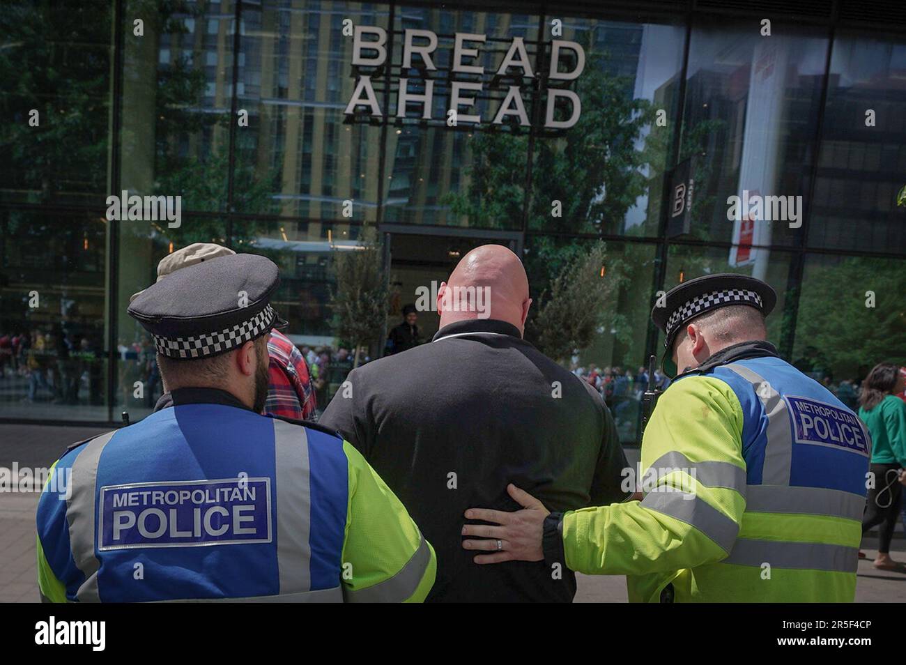Londres, Royaume-Uni. 3rd juin 2023. Les arrestations sont faites de fans agressifs alors qu'ils arrivent pour la finale de la coupe FA 2023. Les fans de Manchester City et de Manchester United arrivent à Wembley avant la première finale de la coupe FA entre les clubs de Manchester. Credit: Guy Corbishley/Alamy Live News Banque D'Images