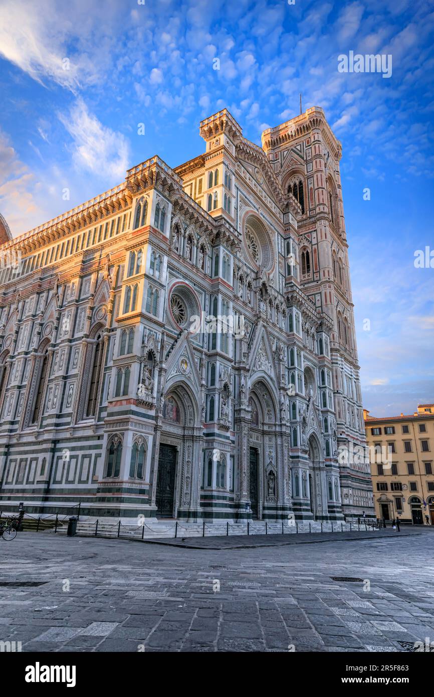Vue urbaine typique de Florence: La façade principale de la cathédrale de Santa Maria del Fiore avec la tour de la cloche de Giotto, Italie. Banque D'Images