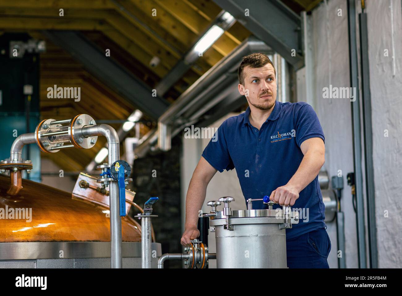 Exploitant de distillerie travaillant à la distillerie Kilchoman , Islay, Écosse Banque D'Images