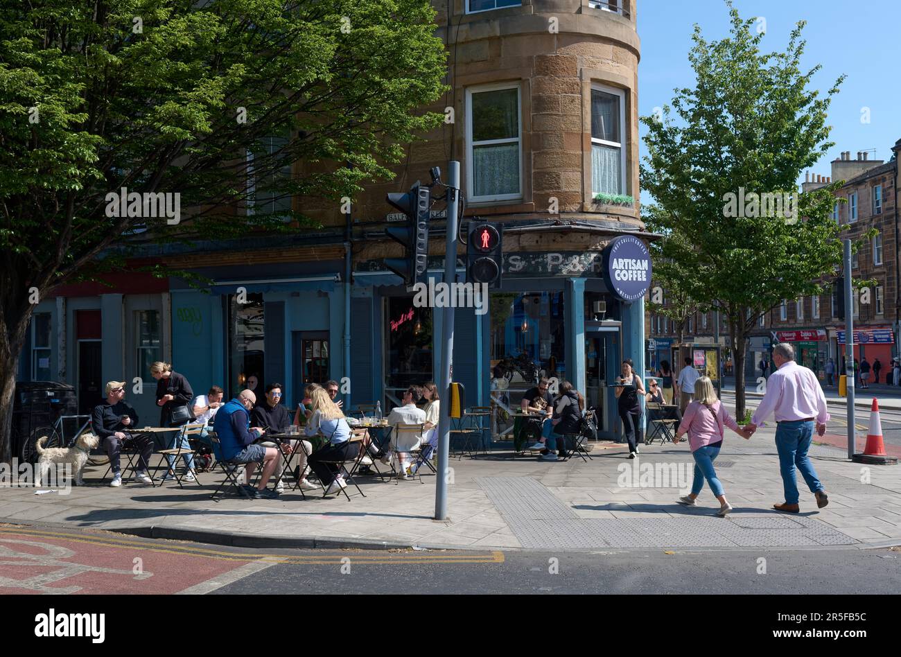 Edinburgh, Écosse, Royaume-Uni, 03 juin 2023. Les gens s'assoient devant un café sur Leith Walk à côté de la ligne de tramway d'Édimbourg à destination de Newhaven, qui doit commencer à prendre des passagers publics à partir du 7th juin 2023. credit sst/alamy nouvelles en direct Banque D'Images