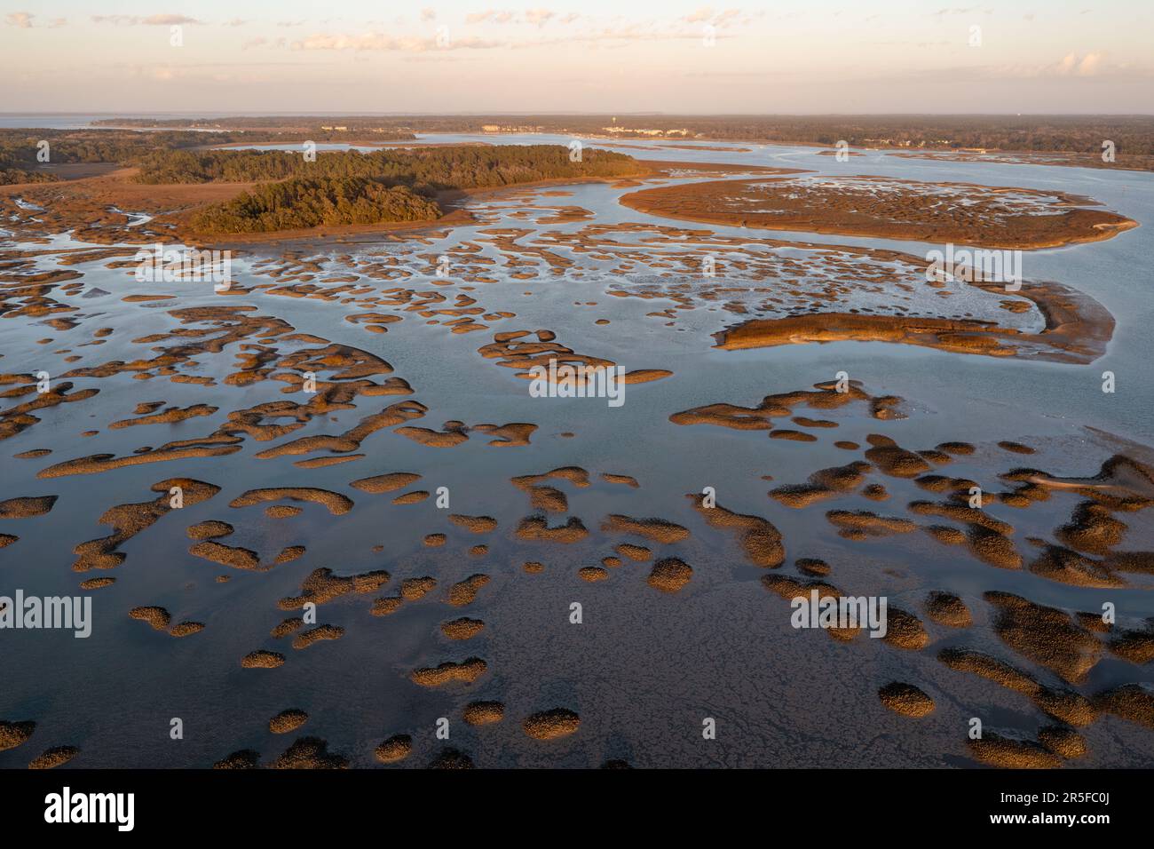 Coucher de soleil sur l'île de Pinckney, une petite réserve naturelle en Caroline du Sud. Banque D'Images