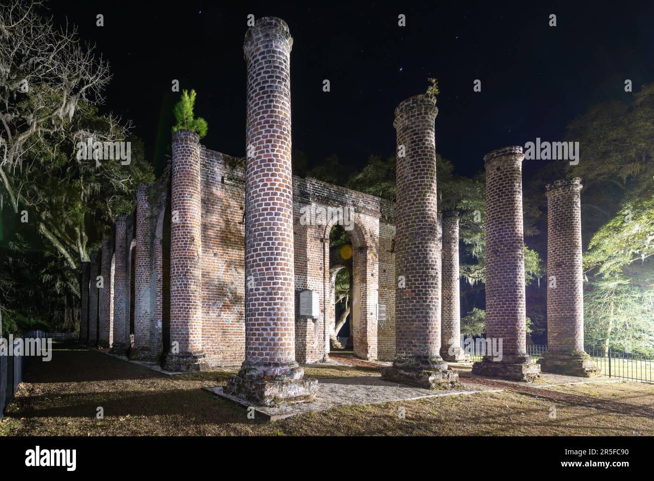 Ruines de l'ancienne église de Sheldon sur un site historique dans le nord du comté de Beaufort près de Yemassee, Caroline du Sud la nuit. Banque D'Images